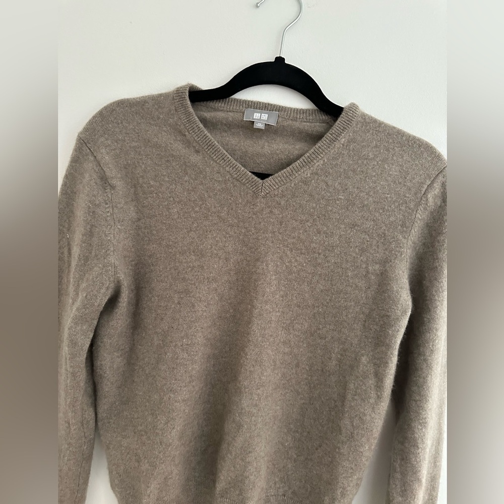 Uniqlo 100% Cashmere Taupe Brown Gray Sweater - Picture 2 of 4